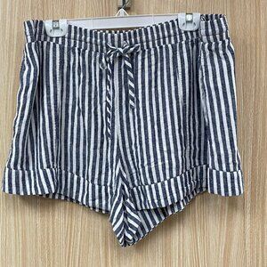 Universal Thread White Pinstripe Shorts size XL